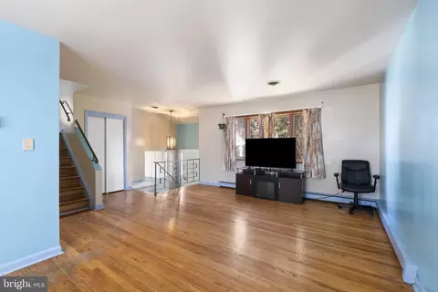 Living - 804 Sunset Ter, Dover, DE 19904 photo 2 of 3