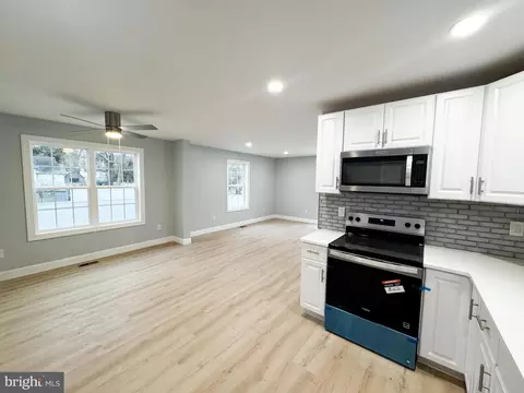 Living - 24 S Queen St, Dover, DE 19904 photo 3 of 6