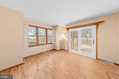 Living - 74 Nanticoke Dr, Dover, DE 19904 photo 5 of 7