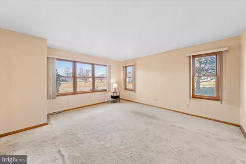 Living - 74 Nanticoke Dr, Dover, DE 19904 photo 2 of 7