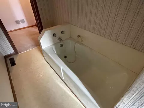 Bath - 4420 W Denneys Rd, Dover, DE 19904 photo 2 of 4