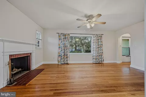 Living - 107 Lakeview Dr, Dover, DE 19901 photo 2 of 3