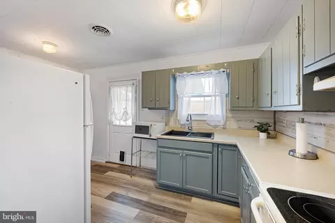 Kitchen - 137 President Dr, Dover, DE 19901 photo 1 of 3