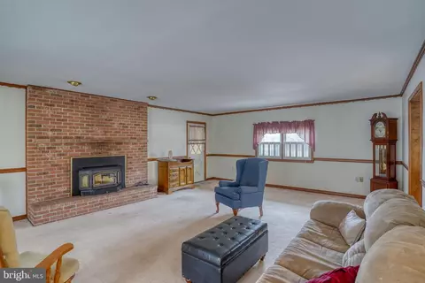 Living - 3384 Pearsons Corner Rd, Dover, DE 19904 photo 4 of 6