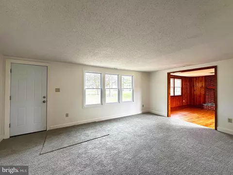 Living - 139 Acorn Ln, Dover, DE 19901 photo 2 of 7