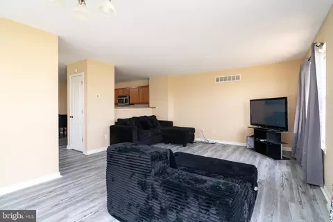 Living - 185 W Sheldrake Cir, Dover, DE 19904 photo 2 of 2