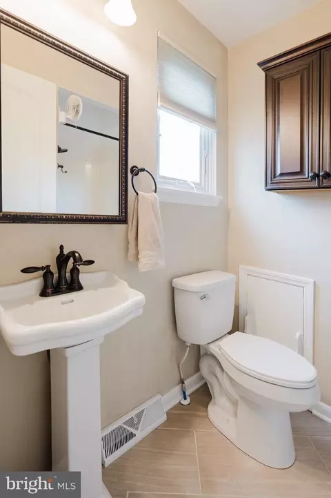 Bath - 503 Roberta Ave, Dover, DE 19901 photo 2 of 4