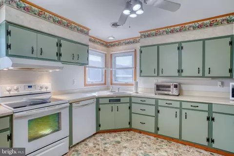Kitchen - 1542 Forrest Ave, Dover, DE 19904 photo 3 of 5