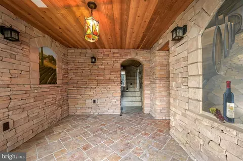 Entry Way - 555 Pennsylvania Ave, Dover, DE 19901 photo 3 of 3