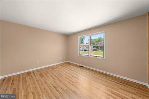 Living - 129 Alonzo Dr, Dover, DE 19904 photo 2 of 5