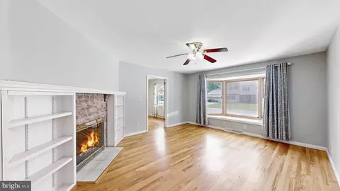 Living - 45 W Fairfield Dr, Dover, DE 19901 photo 7 of 7