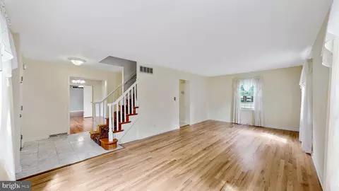 Living - 45 W Fairfield Dr, Dover, DE 19901 photo 2 of 7