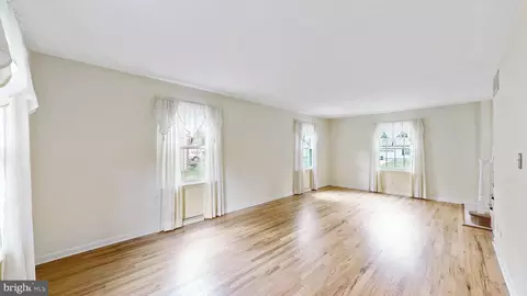 Living - 45 W Fairfield Dr, Dover, DE 19901 photo 3 of 7