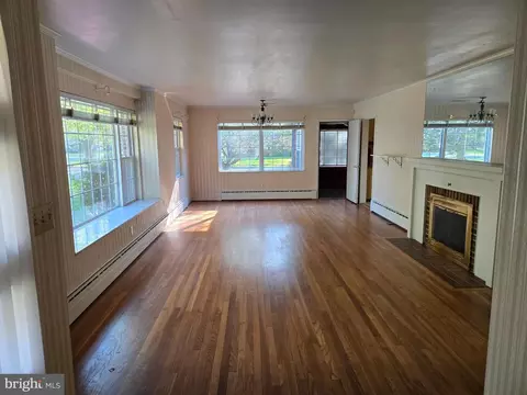 Living - 505 E Loockerman St, Dover, DE 19901 photo 1 of 5