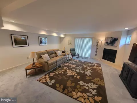 Living - 43 Chatham Ct, Dover, DE 19901 photo 1 of 3