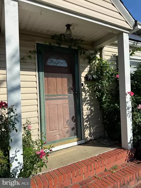 Exterior - 827 E Division St, Dover, DE 19901 photo 1 of 2