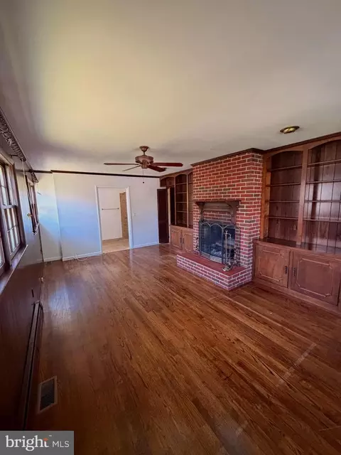 Living - 610 N Governors Ave, Dover, DE 19904 photo 5 of 6