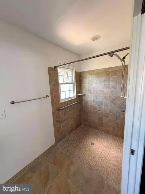 Bath - 610 N Governors Ave, Dover, DE 19904 photo 3 of 5