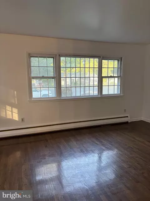 Living - 610 N Governors Ave, Dover, DE 19904 photo 2 of 6