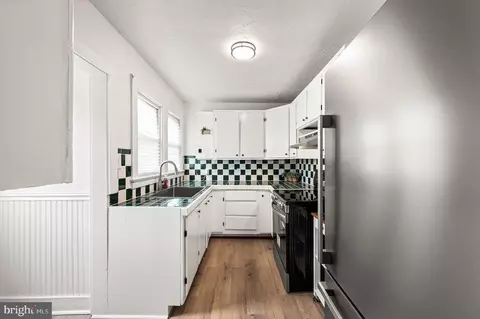 Entry Way - 39 Pine St, Dover, DE 19901 photo 1 of 3