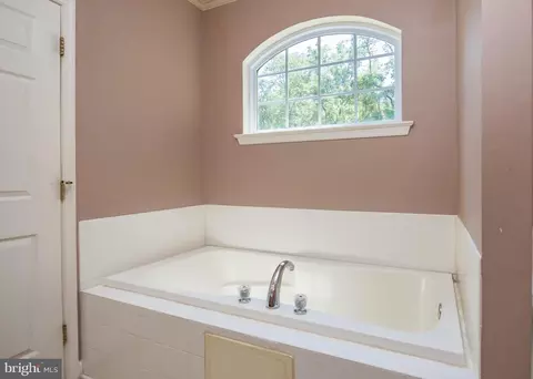 Bath - 291 Berwick Ln, Dover, DE 19904 photo 2 of 2