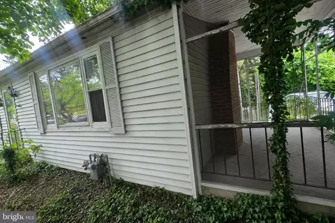 Exterior - 730 E Division St, Dover, DE 19901 photo 2 of 3