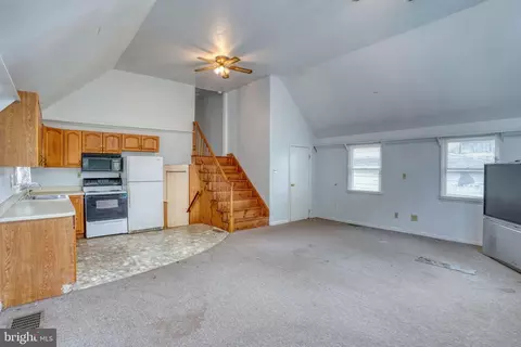 Living - 257 Front St, Leipsic, DE 19901 photo 2 of 3