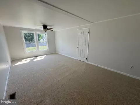 Living - 13 Crown Cir, Dover, DE 19901 photo 4 of 10