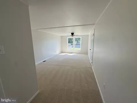 Living - 13 Crown Cir, Dover, DE 19901 photo 2 of 10