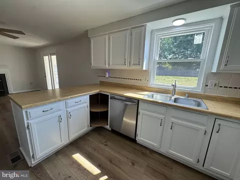 Kitchen - 13 Crown Cir, Dover, DE 19901 photo 7 of 8