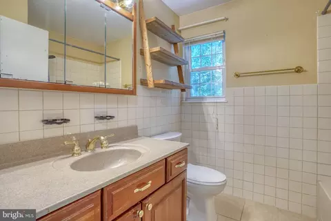Bath - 28 Duchess Cir, Dover, DE 19901 photo 2 of 2