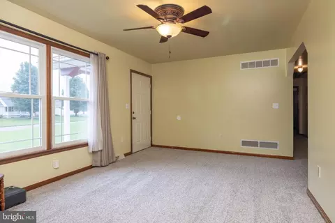 Living - 6559 Pearsons Corner Rd, Dover, DE 19904 photo 3 of 4