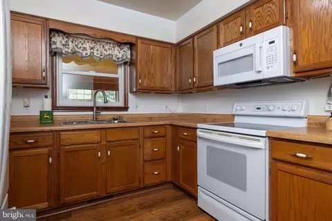 Kitchen - 6559 Pearsons Corner Rd, Dover, DE 19904 photo 2 of 2