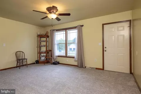 Living - 6559 Pearsons Corner Rd, Dover, DE 19904 photo 1 of 4