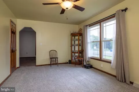 Living - 6559 Pearsons Corner Rd, Dover, DE 19904 photo 2 of 4