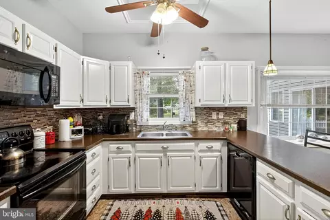 Kitchen - 104 Red Oak Dr, Dover, DE 19904 photo 2 of 2