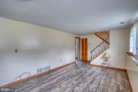 Living - 923 Buck Dr, Dover, DE 19901 photo 2 of 6