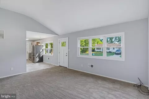 Living - 1 Hickory Ln, Dover, DE 19904 photo 2 of 4