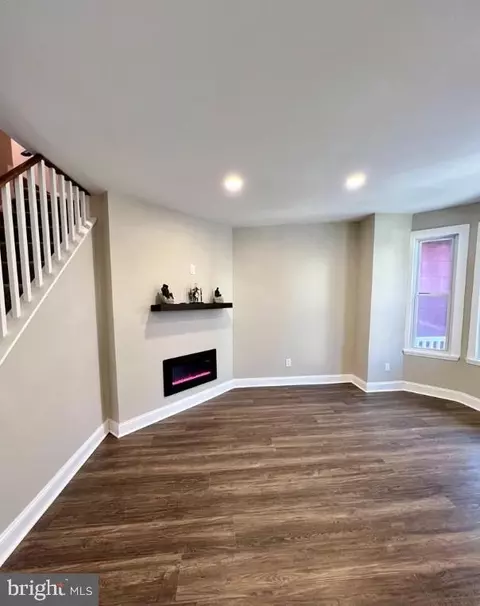 Living - 31 E Commerce St, Smyrna, DE 19977 photo 2 of 3