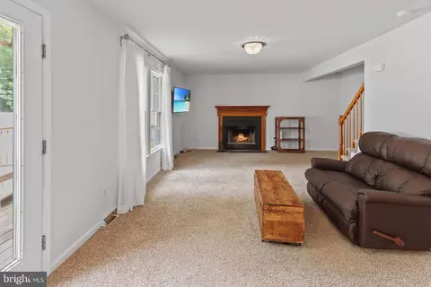 Living - 7 Pin Oak Dr, Dover, DE 19904 photo 3 of 4