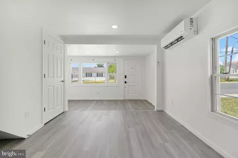 Living - 46 Lincoln St, Dover, DE 19904 photo 1 of 7