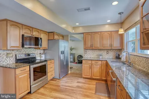 1275 N Farmview Dr, Dover, DE 19904