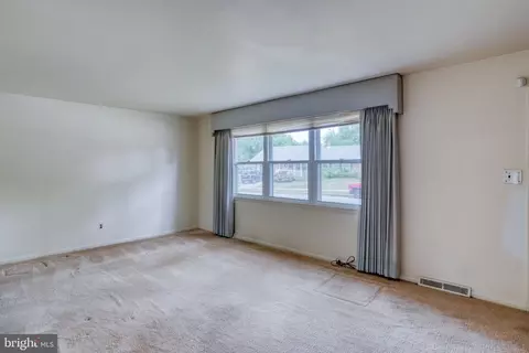 Living - 306 Alder Rd, Dover, DE 19904 photo 1 of 7