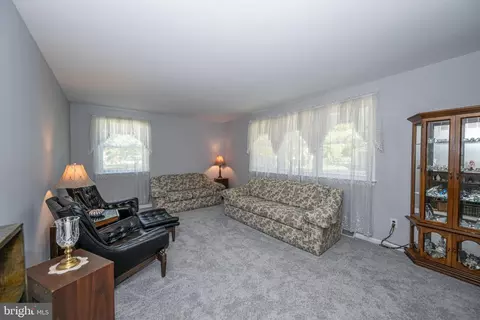 Living - 24 Merion Ct, Dover, DE 19904 photo 2 of 5