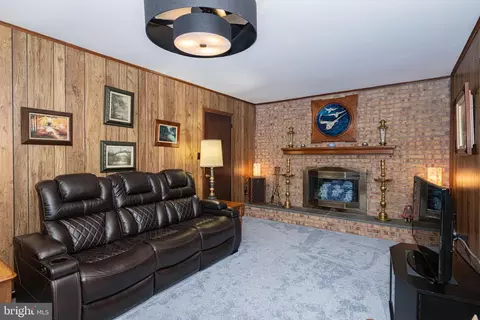 Living - 24 Merion Ct, Dover, DE 19904 photo 4 of 5