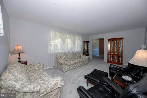 Living - 24 Merion Ct, Dover, DE 19904 photo 3 of 5