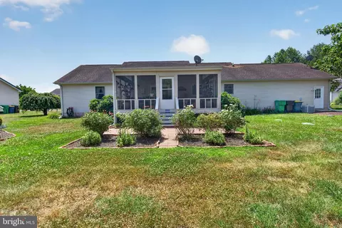Exterior - 614 Fieldcrest Dr, Dover, DE 19904 photo 5 of 6