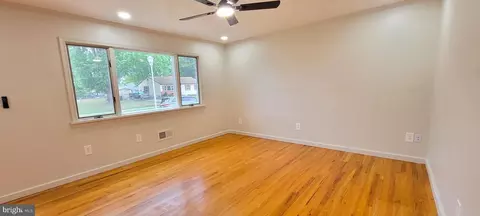 Living - 25 Briar Ln, Dover, DE 19904 photo 1 of 2