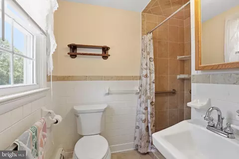 Bath - 134 S Fairfield Dr, Dover, DE 19901 photo 3 of 5
