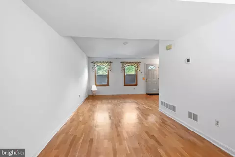 Living - 6 Whitemarsh Ct, Dover, DE 19904 photo 3 of 3